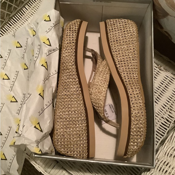 NIB VOLATILE Platform Sandal - Picture 2 of 13